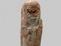 Aeg T 25  Aeg T 25, 20./21. Dynastie, Uschebti, Roter Ton mit grünen Farbresten, H 6,3 cm, B 1,8 cm, T 1,8 cm : Bestandskatalog Ägypten, Museumsfoto: Claus Cordes